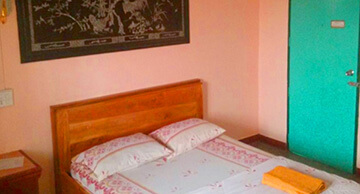 บังกะโล-ตราด-ห้องพัดลม-ไพลิน-เตียง